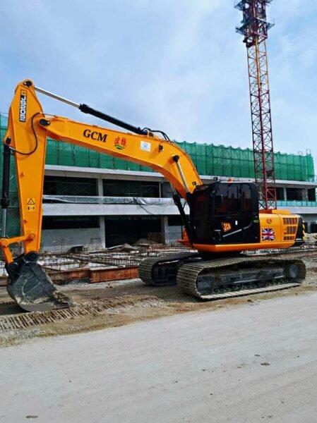 JCB JS205SC 20-ton excavator rental in Johor (side view)