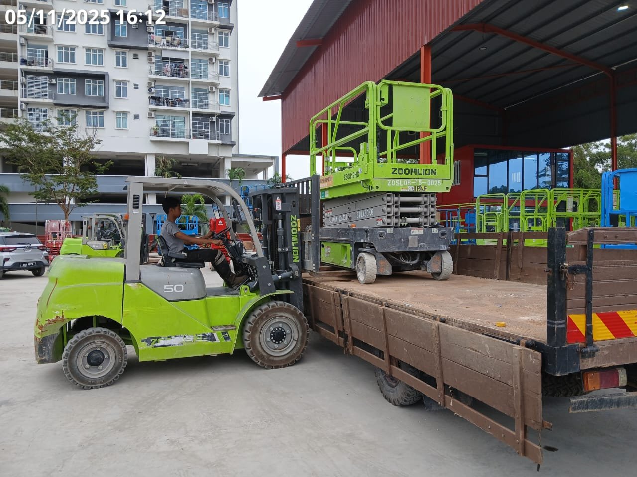 Isuzu 1-ton cargo lorry rental in Malaysia