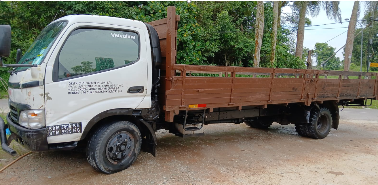 Isuzu 1-ton cargo lorry rental in Malaysia