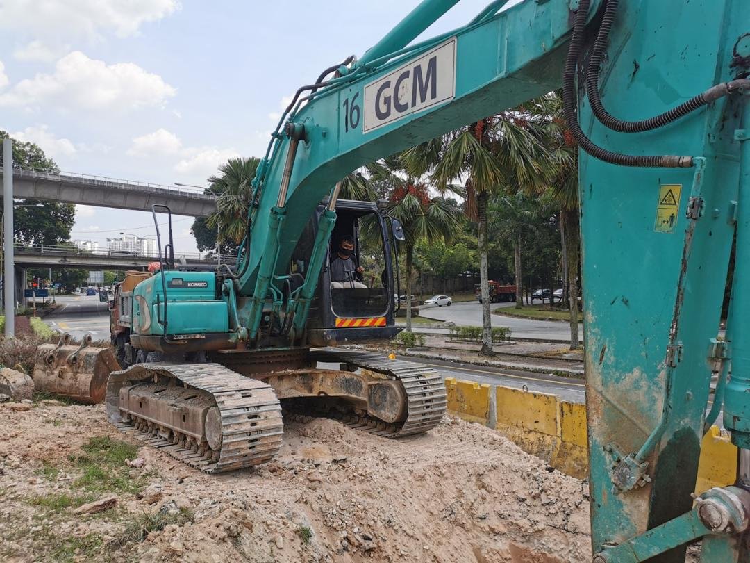 Kobelco SK200 excavator rental in Johor – Unit B working photo