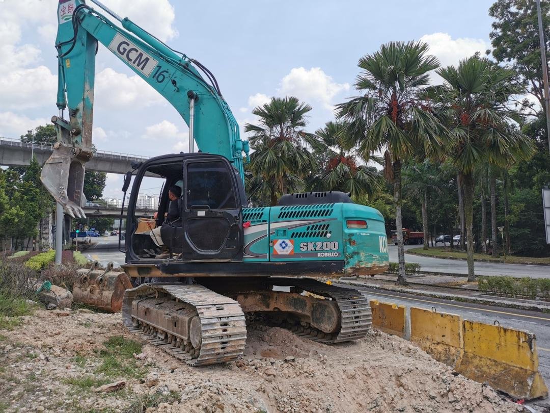 Kobelco SK200 excavator rental in Johor – Unit B working photo