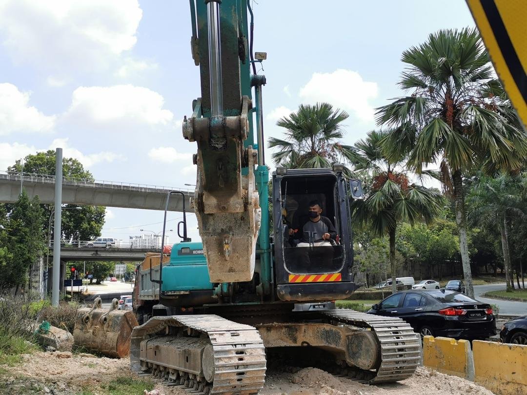 Kobelco SK200 excavator rental in Johor – Unit B working photo