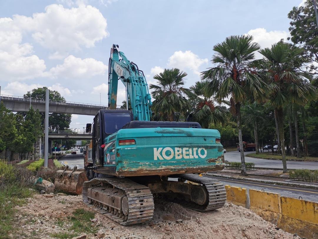 Kobelco SK200 excavator rental in Johor – Unit B working photo