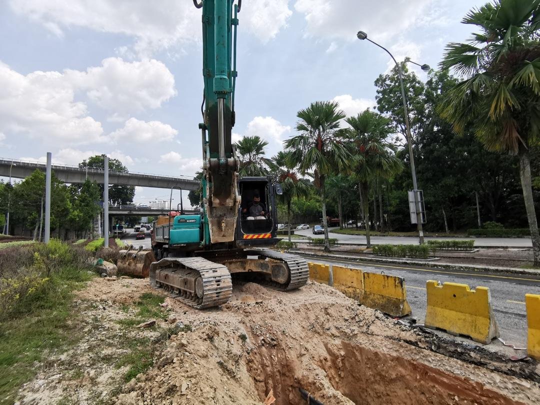 Kobelco SK200 excavator rental in Johor – Unit B working photo