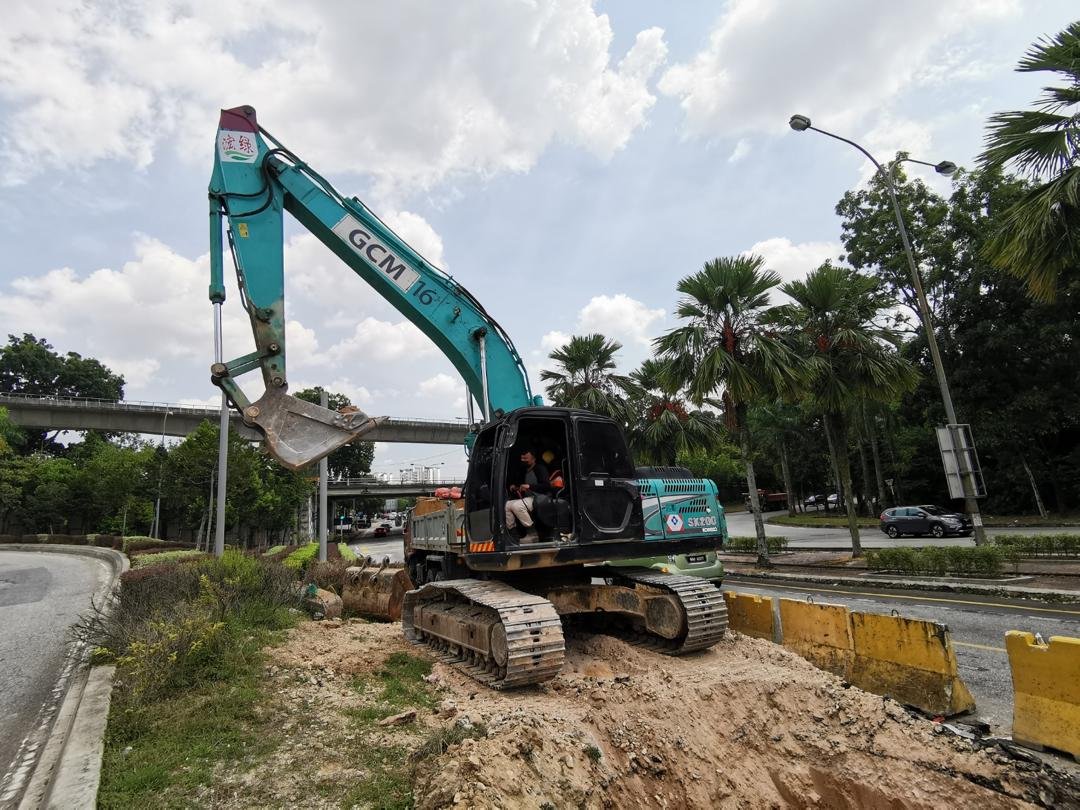 Kobelco SK200 excavator rental in Johor – Unit B working photo