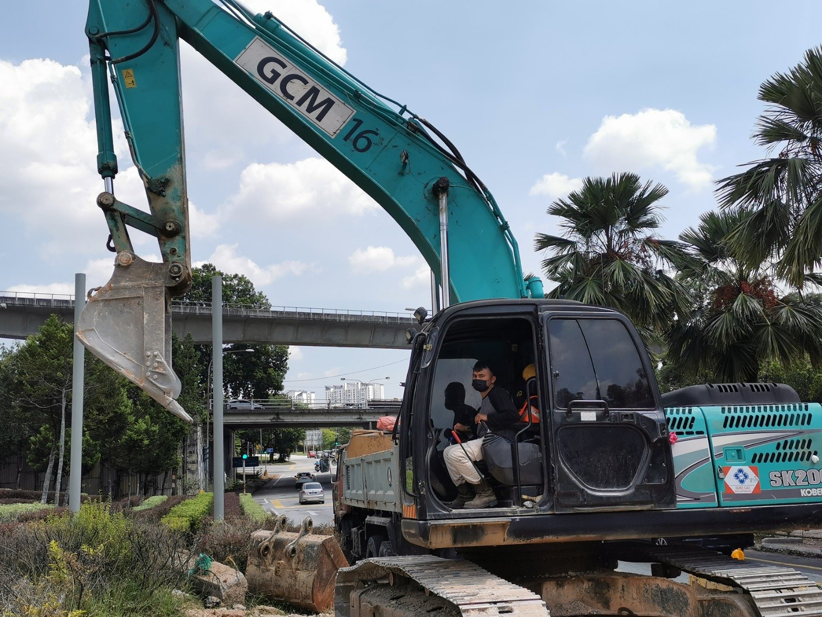Kobelco SK200 excavator rental in Johor – Unit B working photo