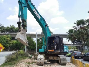 Kobelco SK200 excavator rental in Johor – Unit B working photo