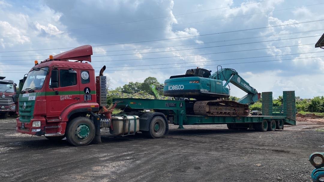 Low loader truck for heavy machinery transport across West Malaysia
