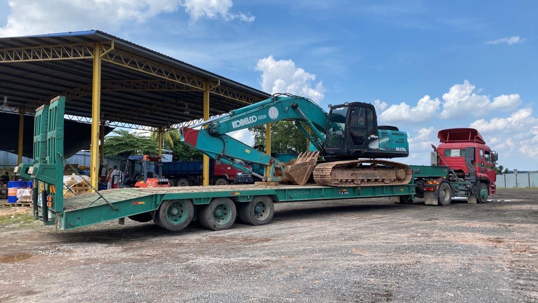 Low loader truck for heavy machinery transport across West Malaysia