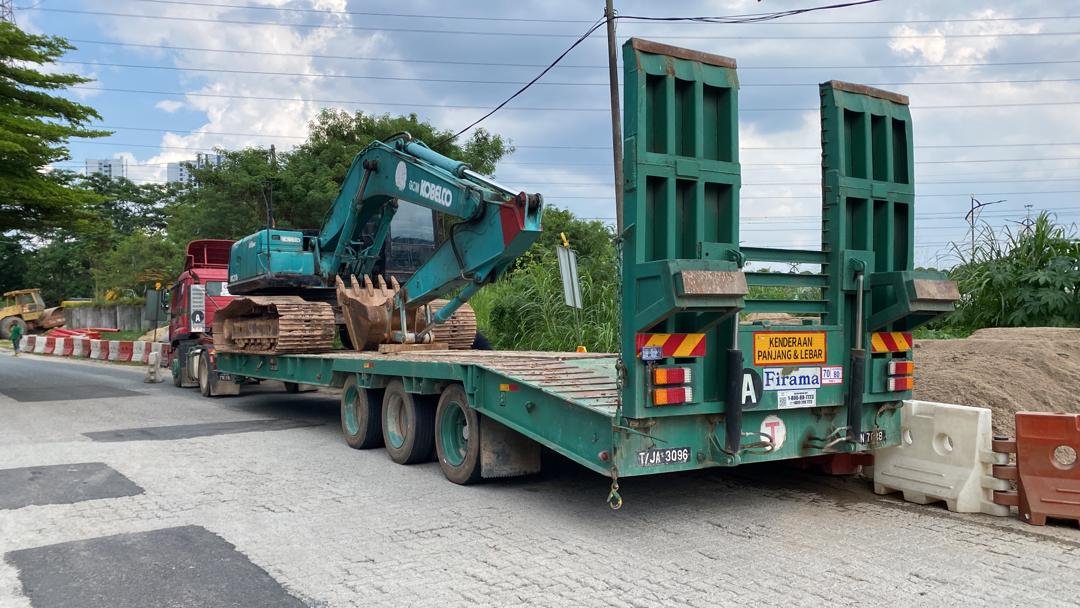 Low loader truck for heavy machinery transport across West Malaysia